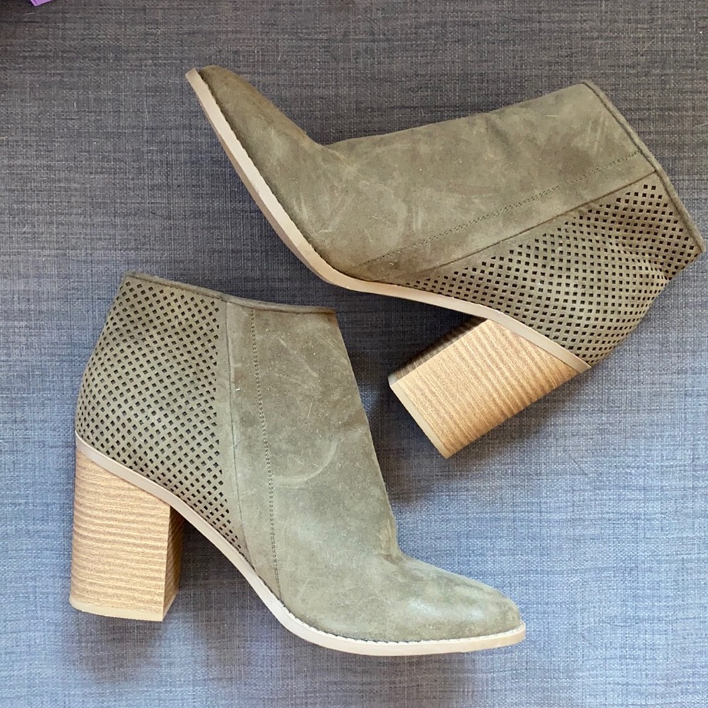 NWOT universal thread olive green ankle boots